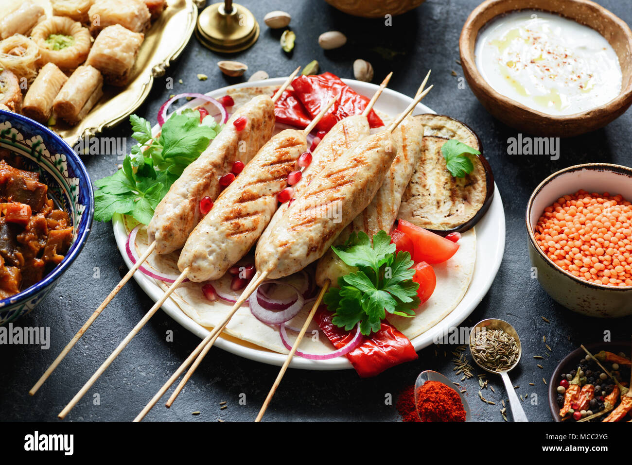 Shish Kebab, Fleischspieße oder Schaschlik garniert mit Petersilie, Granatapfel Samen und gegrilltem Gemüse Stockfoto