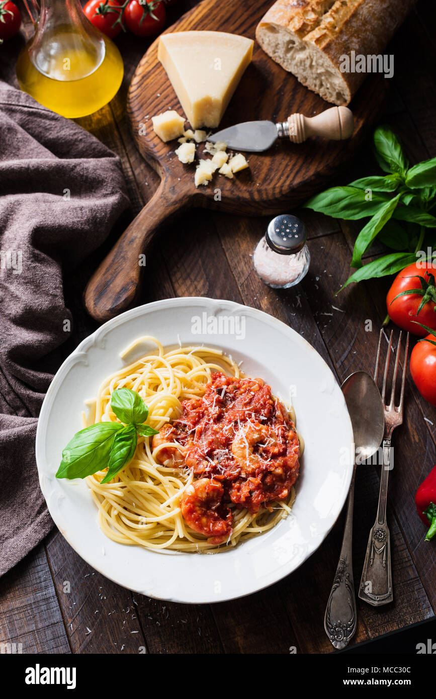 Nudeln mit Tomatensoße, Garnelen und Parmesan auf weiße Platte ...