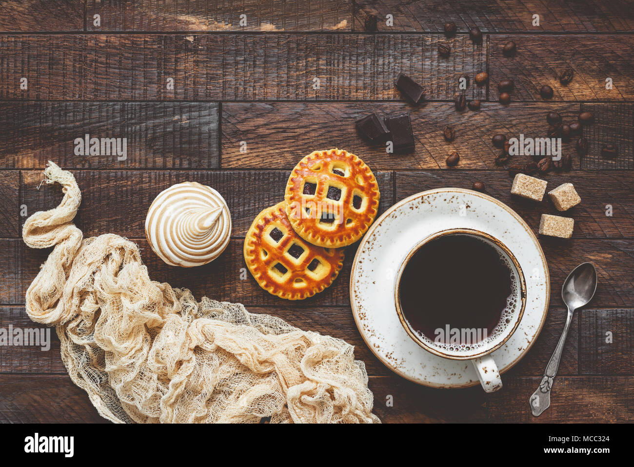 Kaffee und Kekse, essen Hintergrund. Table Top Aussicht, getönten Bild Stockfoto