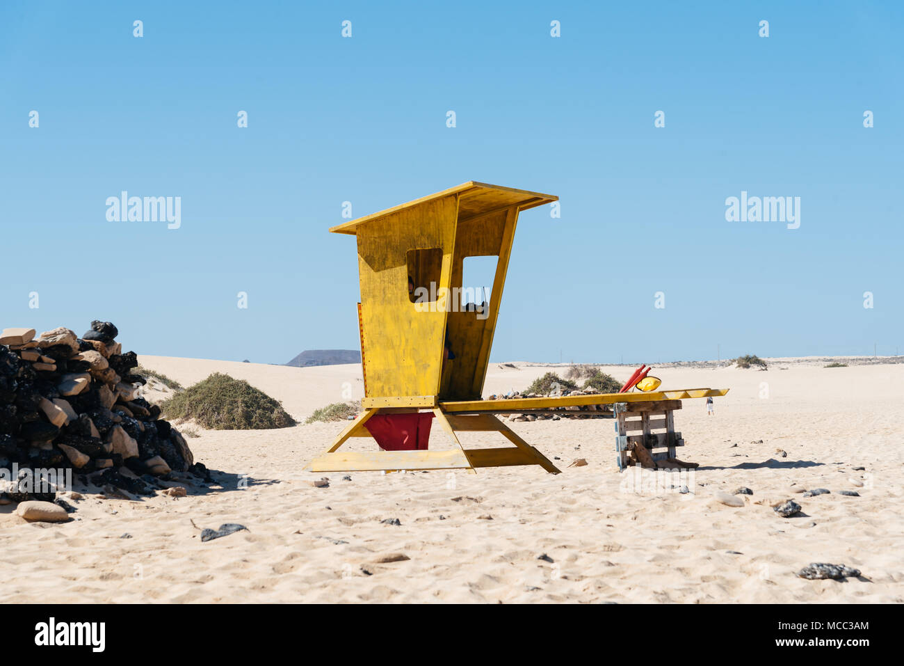 Malerischer Blick auf Bademeister gelbe Hütte am Strand gegen Sky Stockfoto