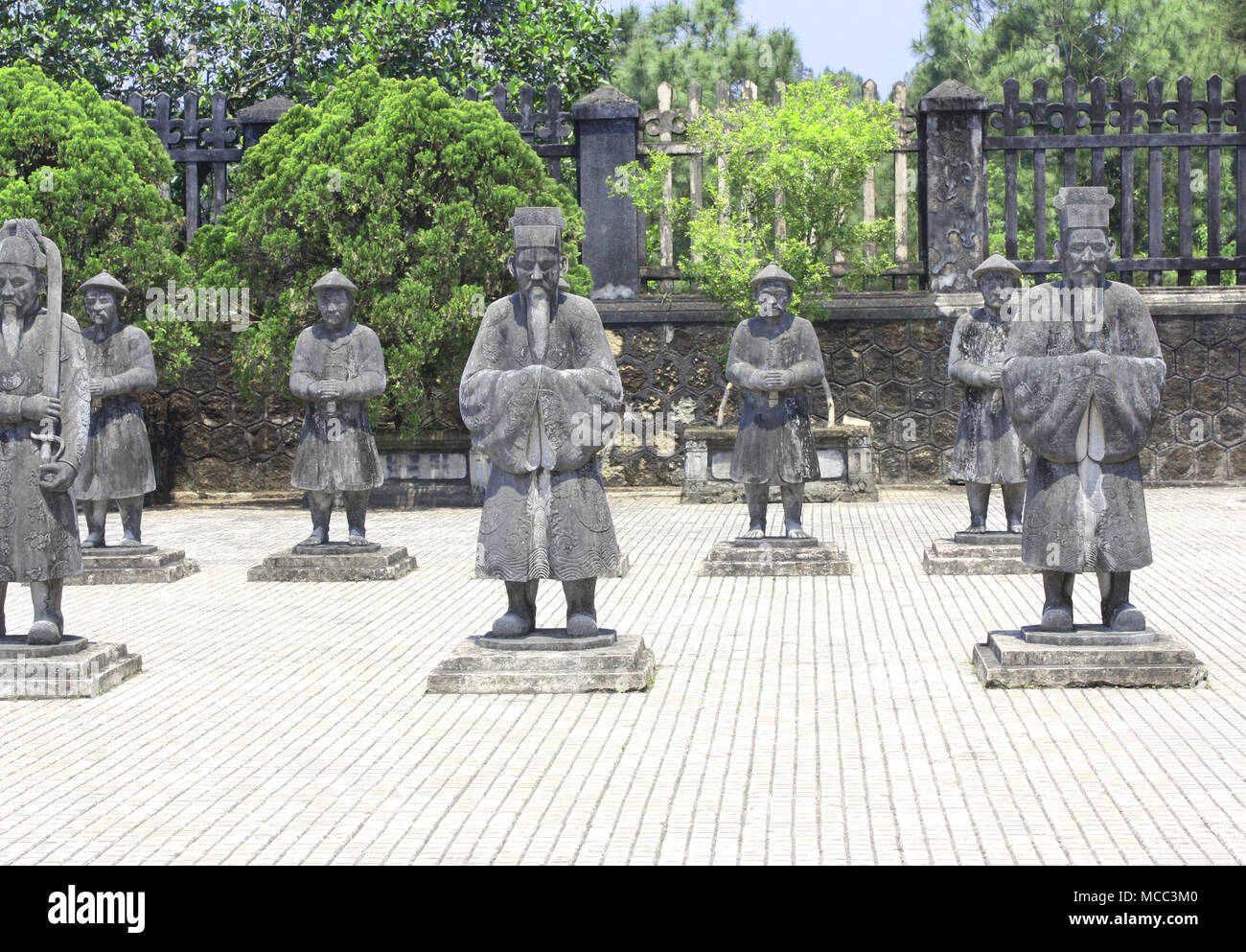 Statuen von Menschen in Imperial Minh Mang Grabmal des Nguygen Dynastie in Hue, Vietnam. Weltkulturerbe der UNESCO Stockfoto