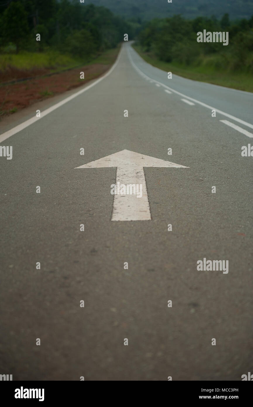 Schild nach vorne bewegen. Stockfoto