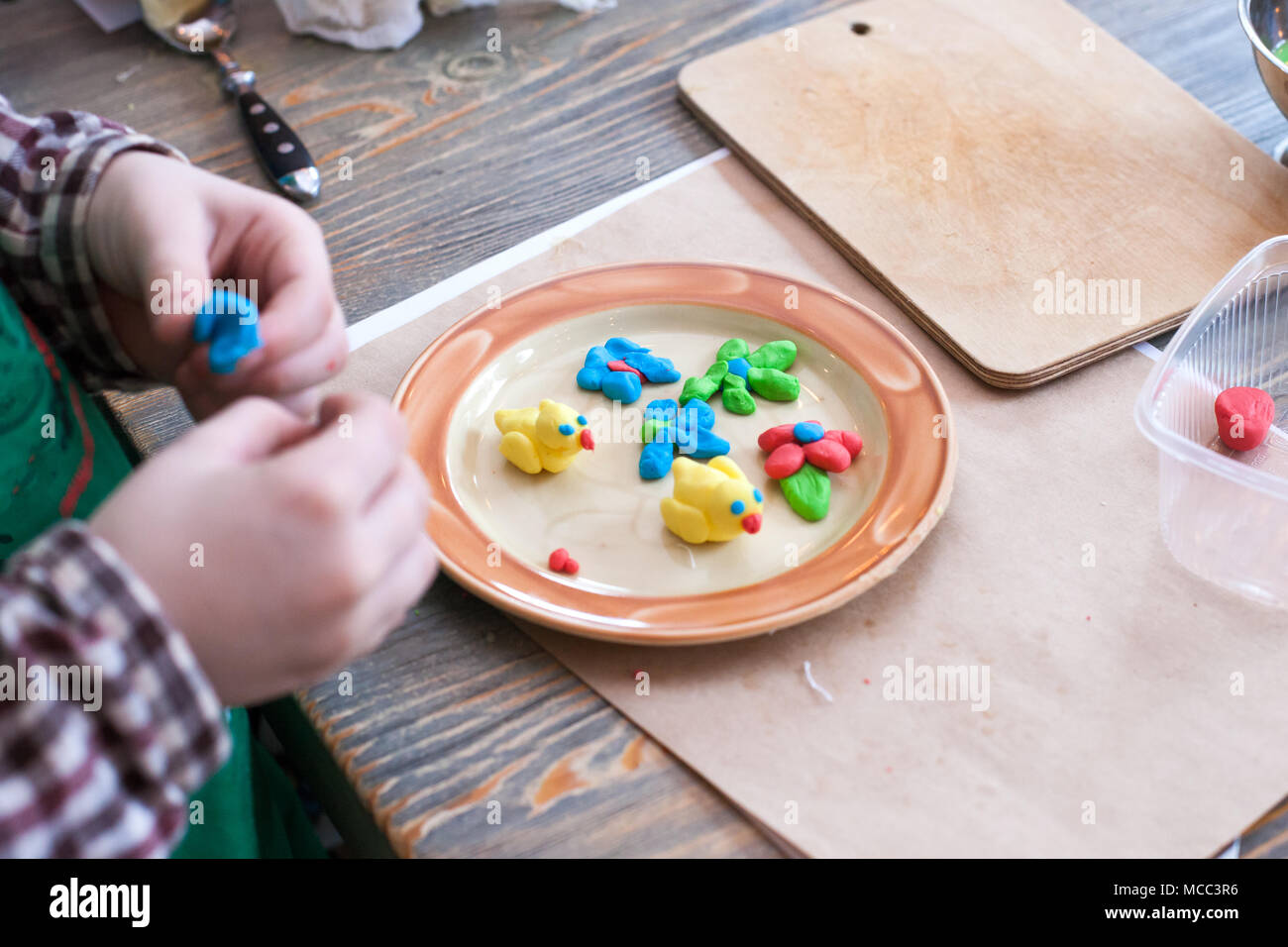 Kulinarische klasse für Kinder und Eltern - kochen Ostern Kuchen, auf dem Tisch liegen die Zutaten und Werkzeuge für die Arbeit, für das Kochen Stockfoto