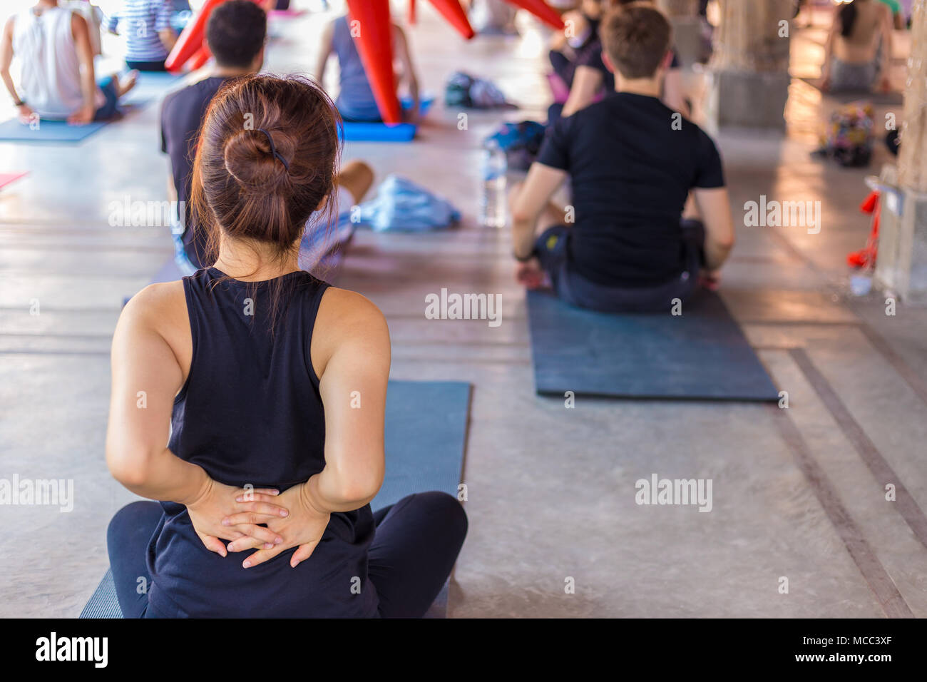 Frau mit Rückenschmerzen Yoga zu helfen, Schmerzen zu reduzieren und gesund zu bleiben. Stockfoto