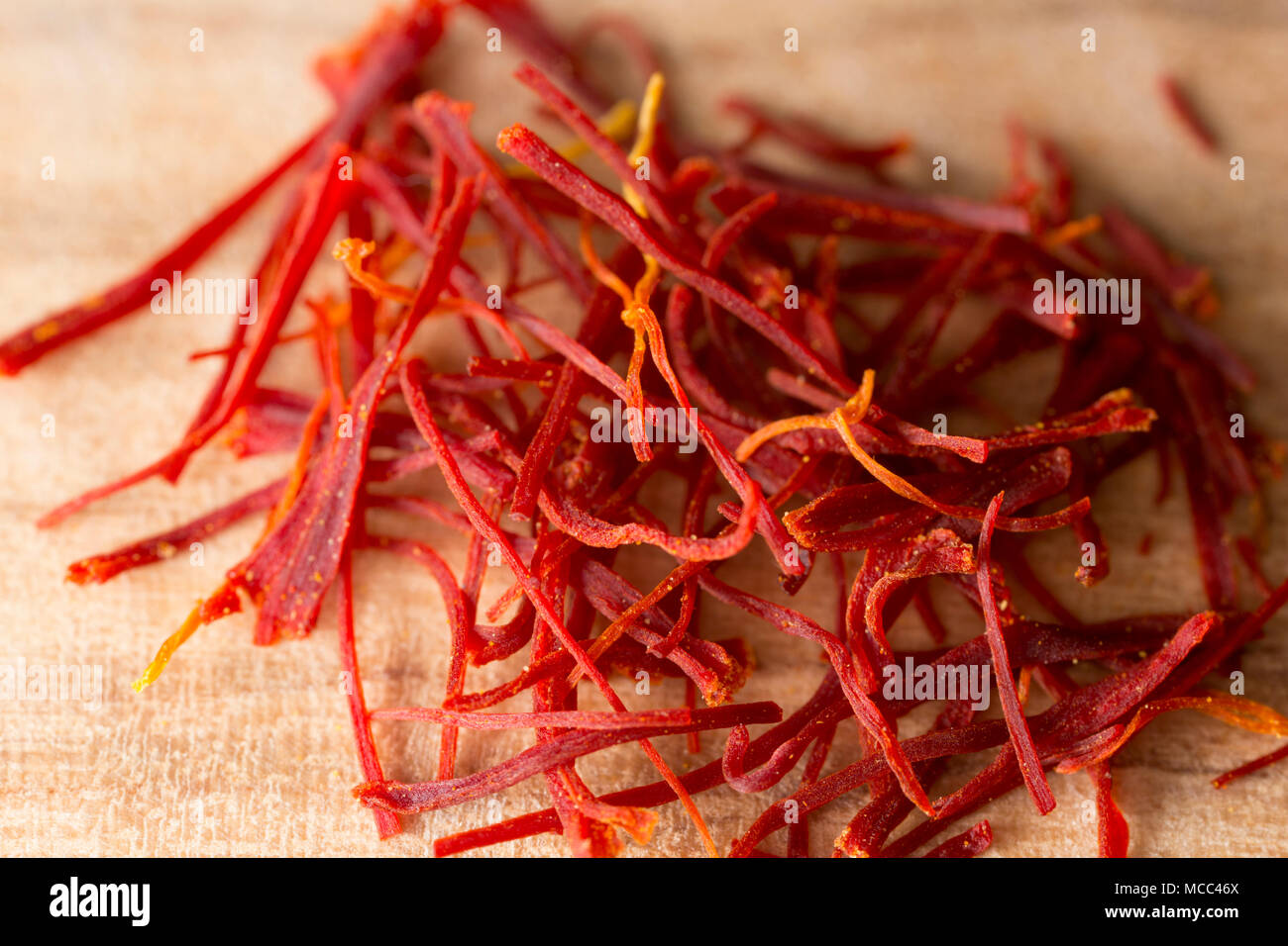 Safranfäden gekauft von einem Supermarkt in Großbritannien. Safran ist das Narben und die Stile der Safran Crocus Crocus sativus, und ist ein teures Gewürz Stockfoto