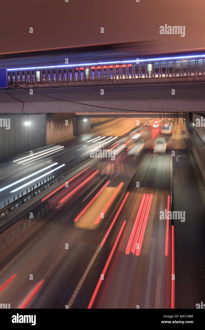 Nacht Szene an Jianguomen Brücke mit dem Verkehr, Bewegungsunschärfe, Beijing Downtown, China Stockfoto