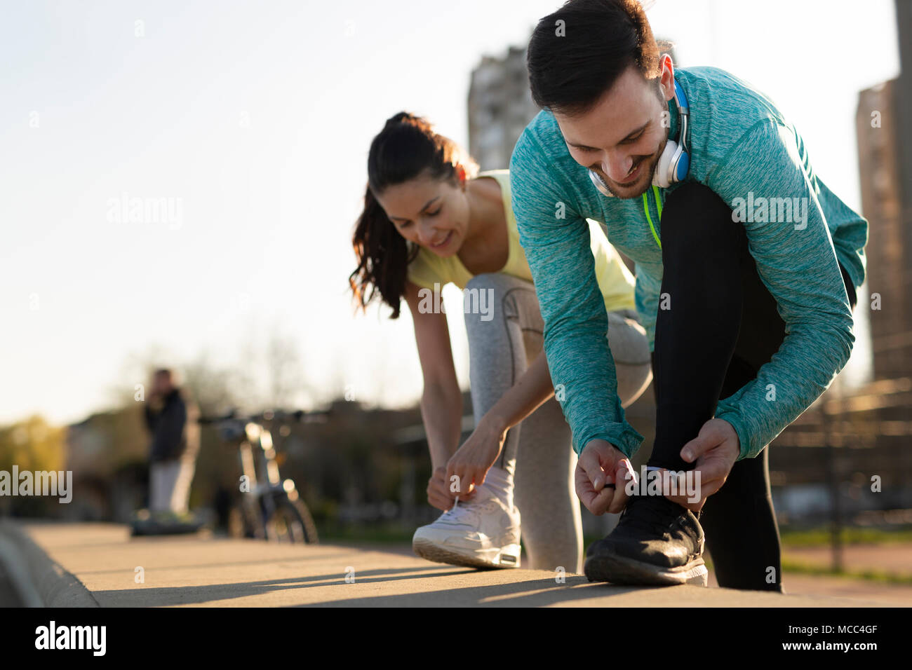 Attraktiver Mann und schöne Frau gemeinsam Joggen Stockfoto