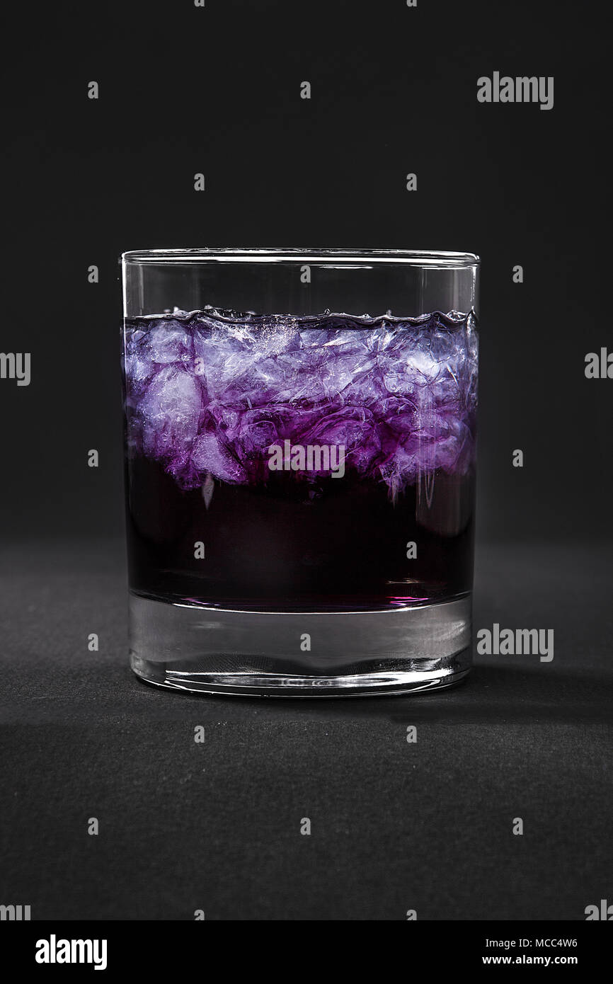 Eine Farbe Lila Klare Cocktail In Ein Glas Mit Crushed Ice Frappe Von Der Seite Isolierte Schwarze Hintergrund Getrank Fur Das Menu Restaurant Bar C Stockfotografie Alamy