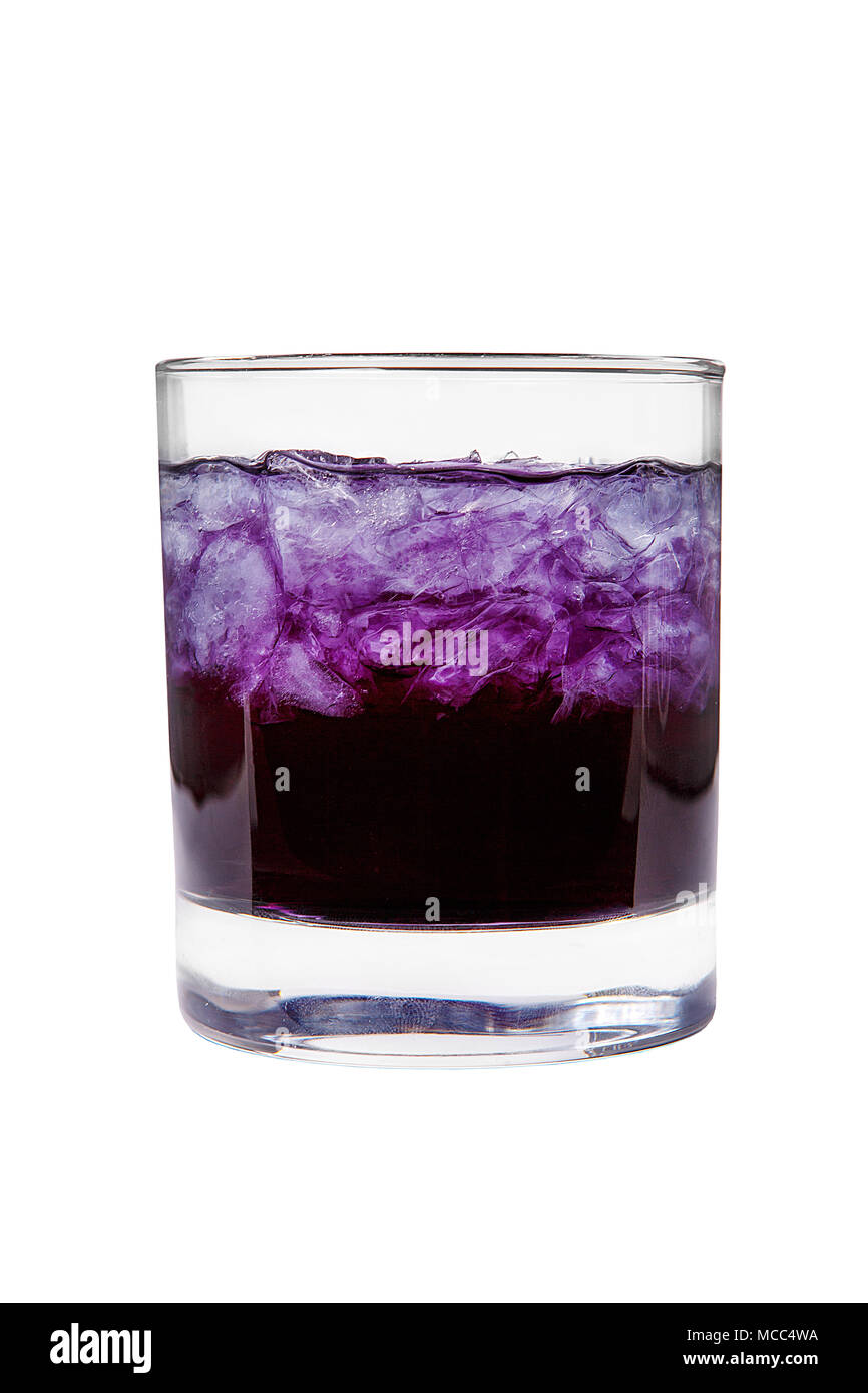 Eine Farbe Lila Klare Cocktail In Ein Glas Mit Crushed Ice Frappe Von Der Seite Isoliert Weisser Hintergrund Getrank Fur Das Menu Restaurant Bar C Stockfotografie Alamy
