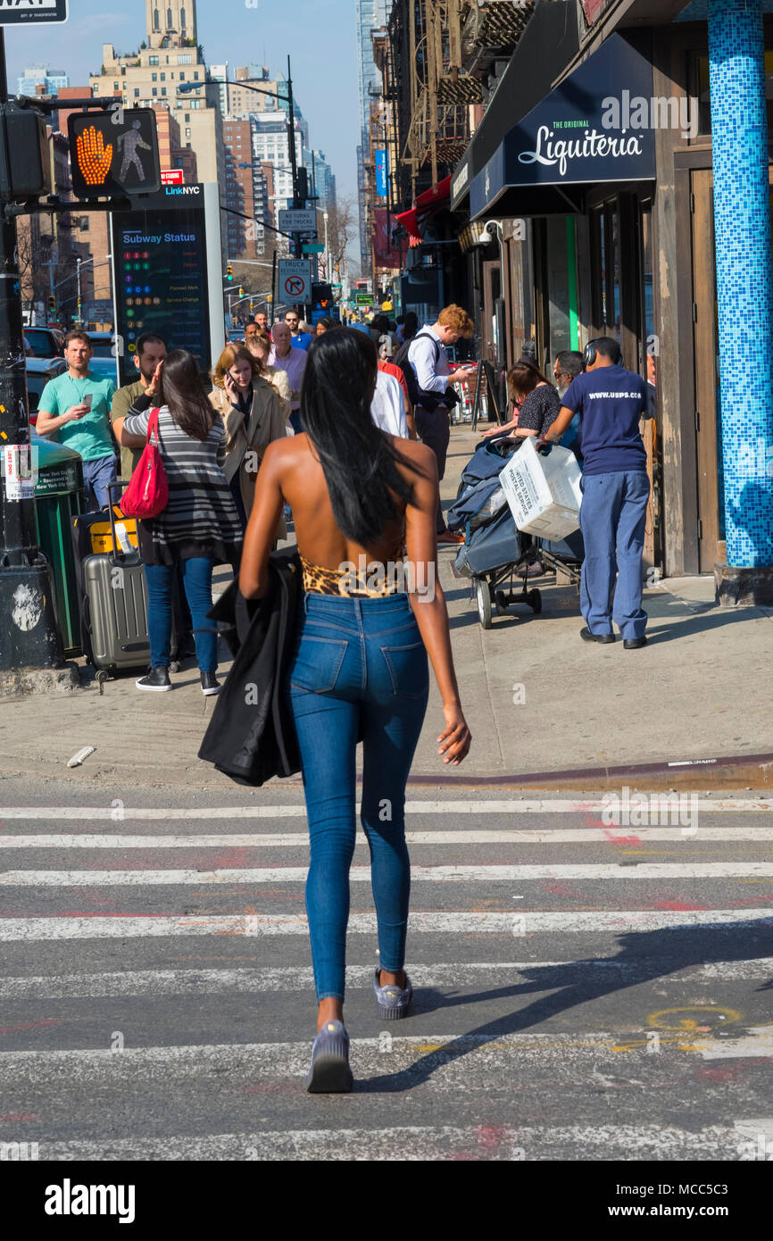 Afro-amerikanische Frau, die in der Nähe von New York City Chelsea Market Stockfoto
