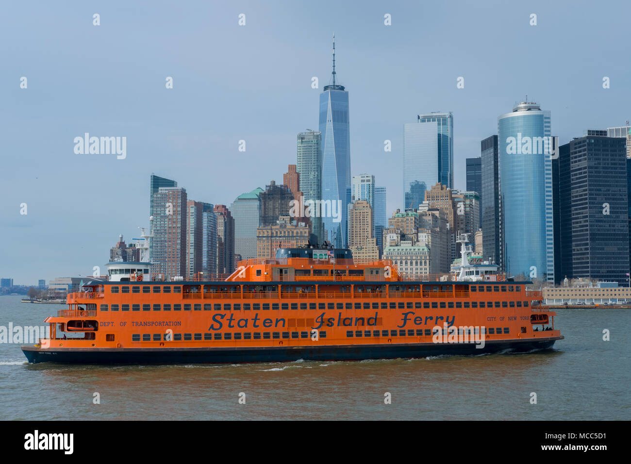 Die Staten Island Fähre über die in Manhattan, New York City, April 2018 eintreffen. Stockfoto