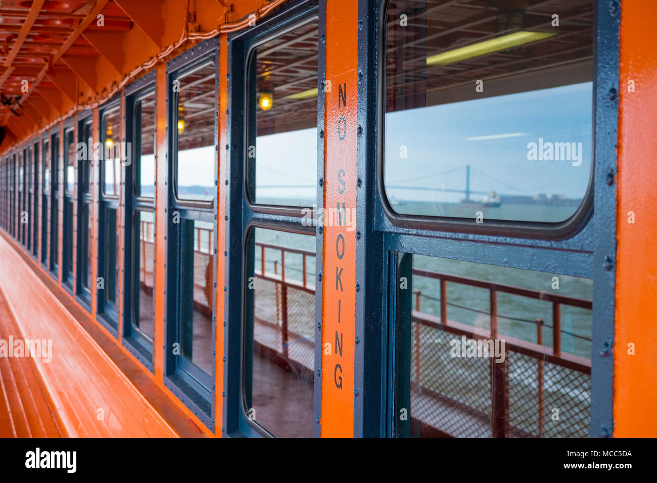 Refelection eines der vielen Brücken in das Fenster der Staten Island Ferry, New York City, April 2018. Stockfoto
