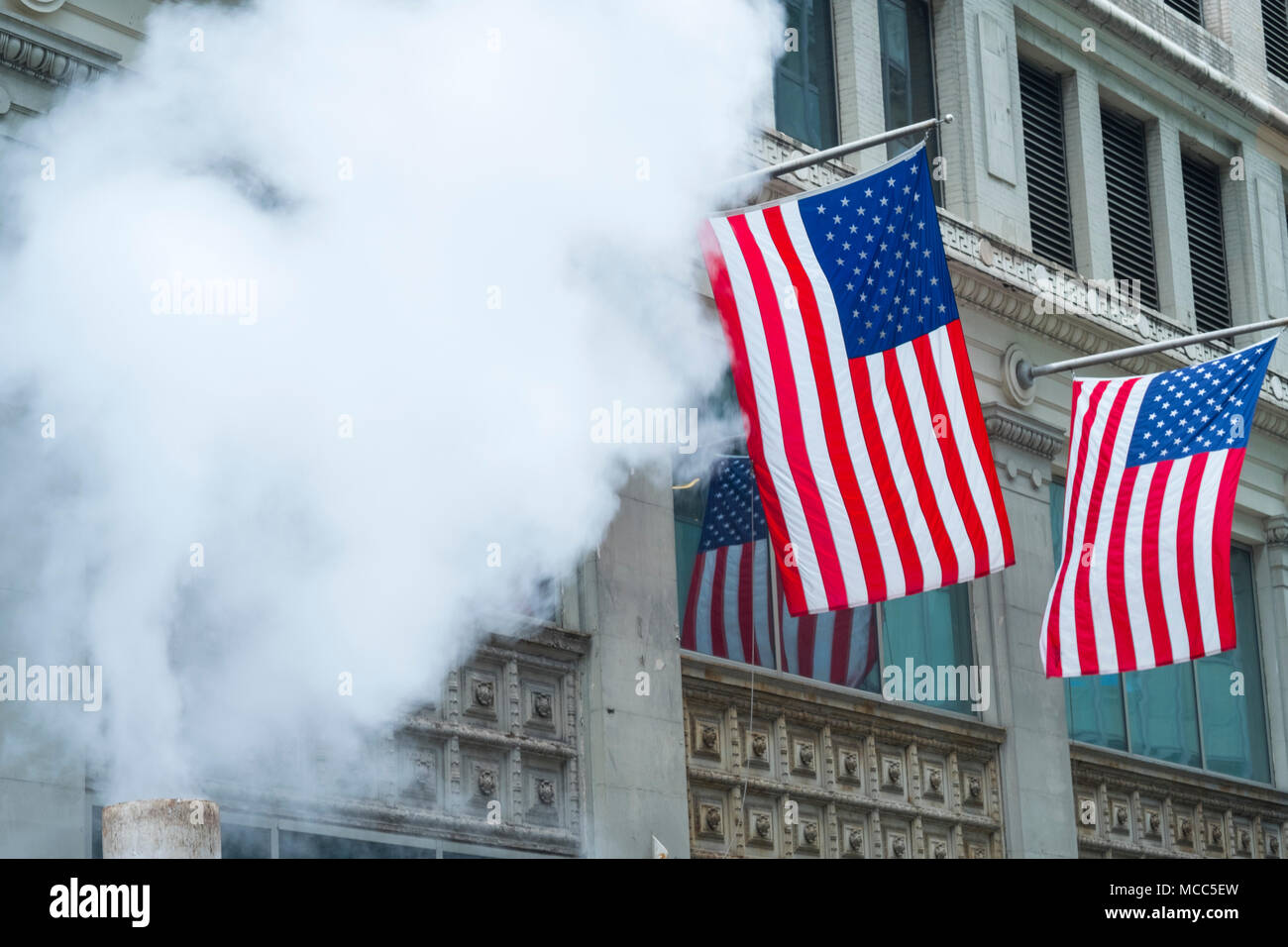 US-Flaggen und Dampf in der Nähe von Times Square, New York City, April 2018 Stockfoto