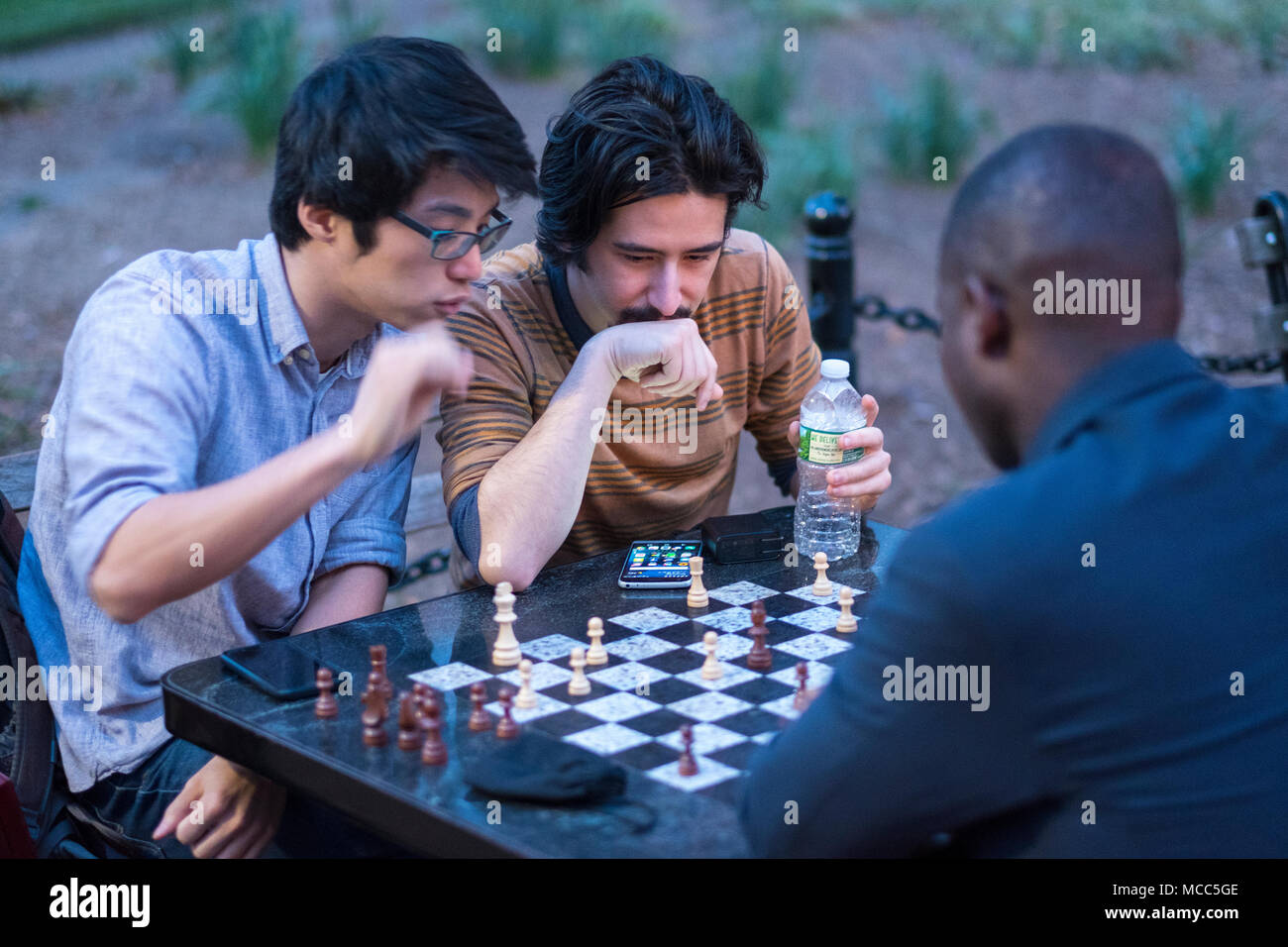 Mult-rassischen Schachspiel in Washington Square Park, Manhattan, New York City, April 2018 Stockfoto
