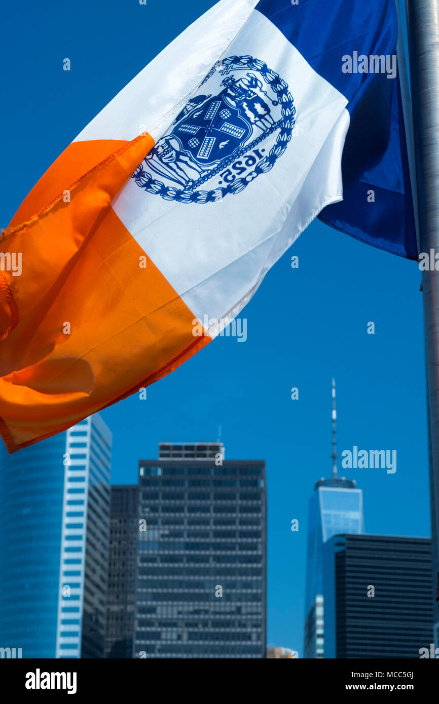 New York Flagge vor der Freedom Tower in New York City, April 2018 flatterte. Stockfoto