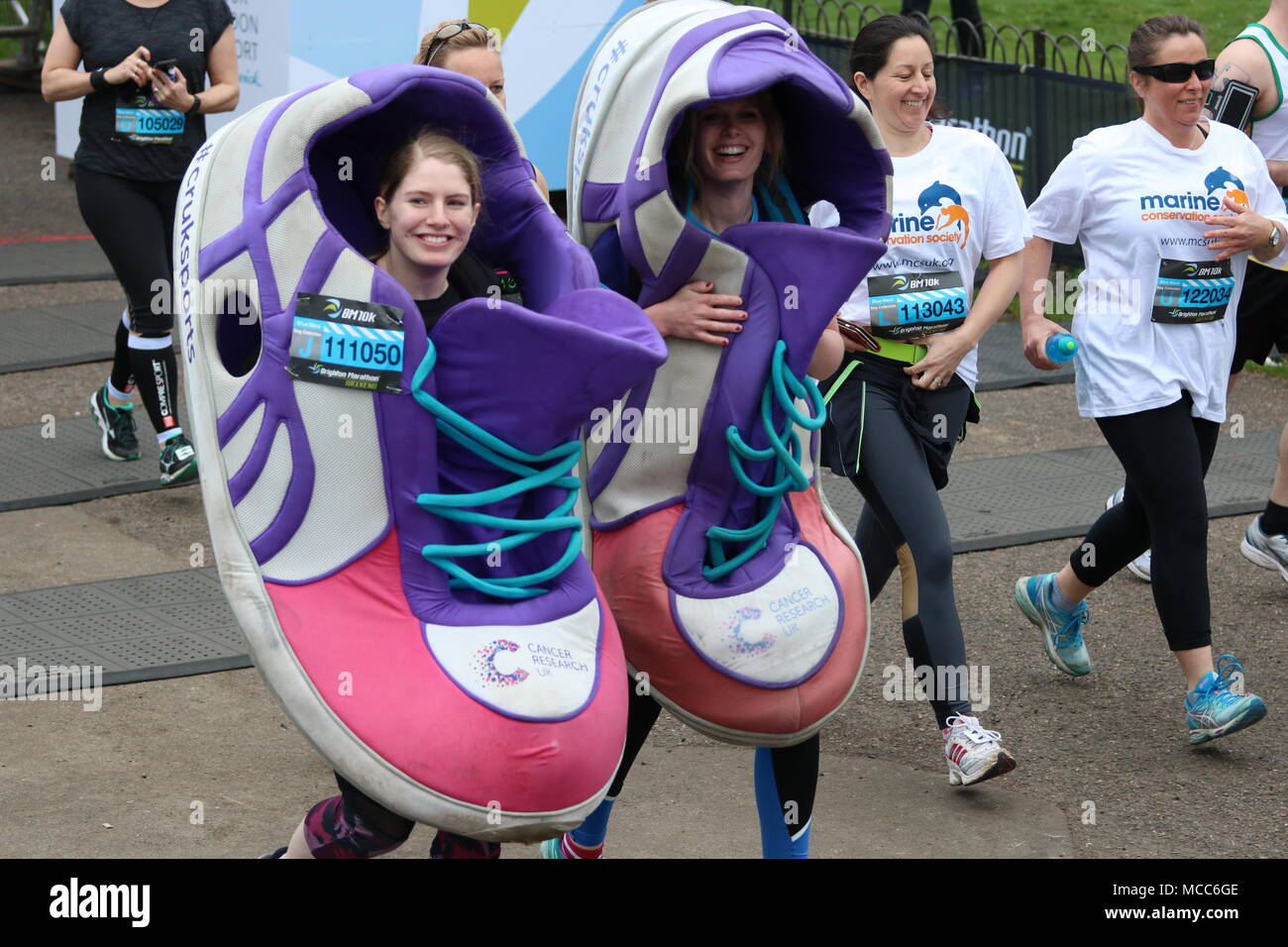 Zwei liebe Läufer wie Laufschuhen, die an einem Marathon gekleidet Stockfoto