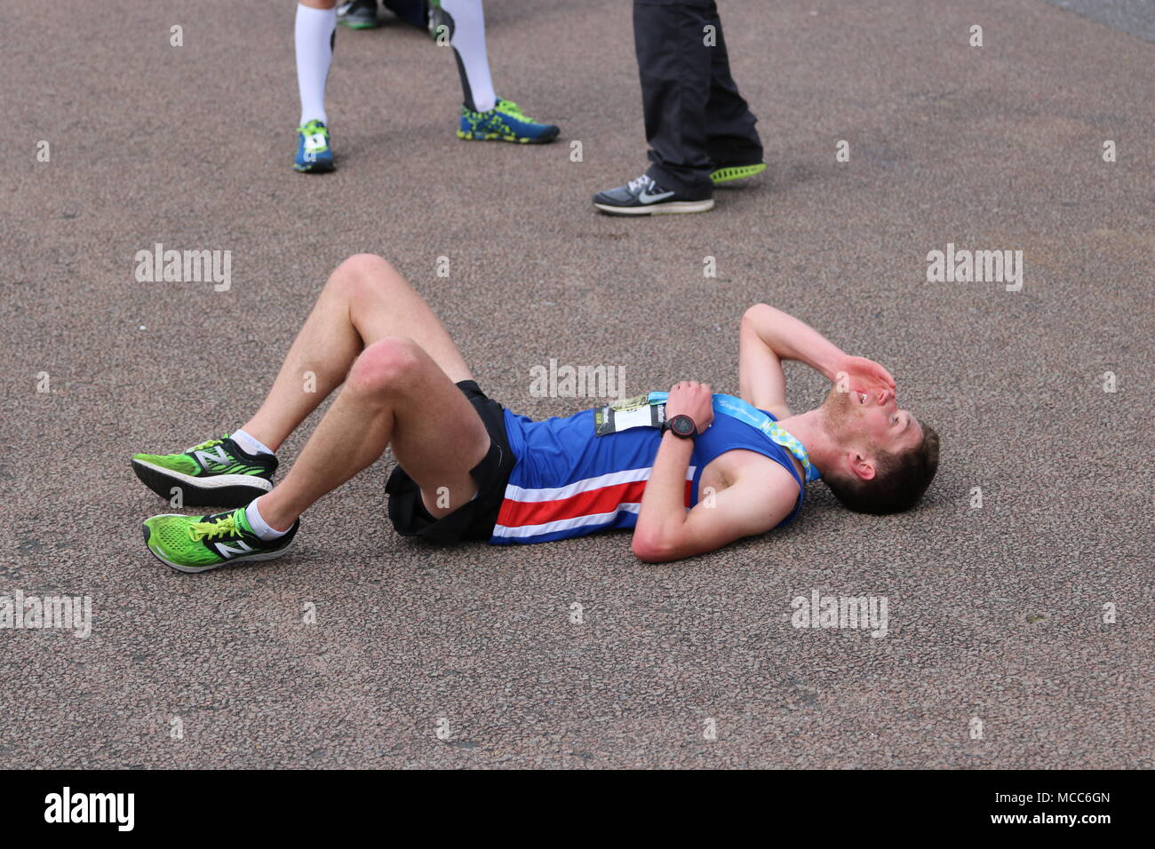 Marathon runner collapsed Fotos und Bildmaterial in hoher Auflösung Alamy