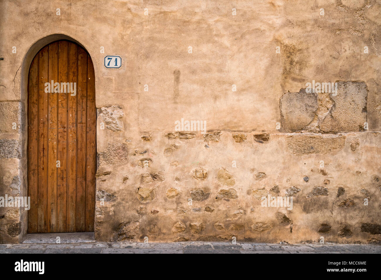 Eine alte Tür mit rustikalem Charme auf den Straßen von Cefalu, Sizilien, Italien. Stockfoto