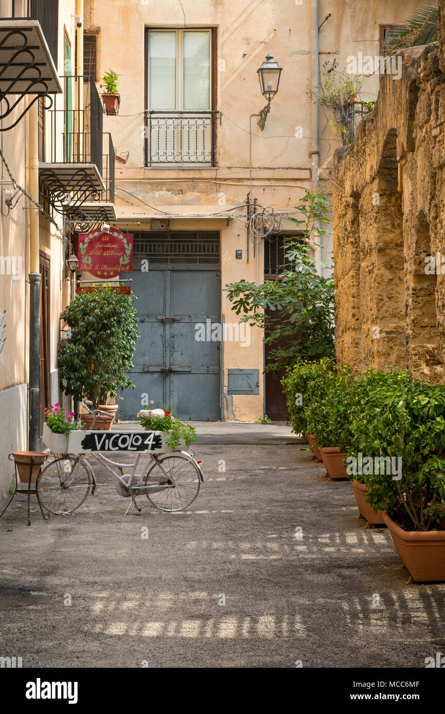 Einer Seitenstraße in Palermo, Sizilien, Italien, mit einem alten Fahrrad außerhalb ein Bett und Frühstück. Stockfoto