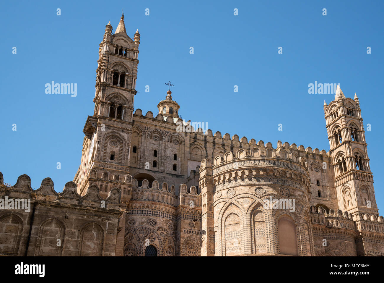 Die Ostseite der "normannischen Kathedrale', die Kathedrale von Palermo, Sizilien, Italien, von der Piazza Sett'Angeli gesehen. Stockfoto