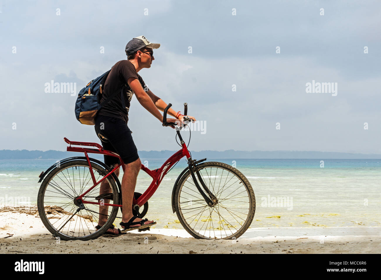 Mit dem Fahrrad an den Strand fahren. Sport und aktiv leben Konzept. Mit dem Fahrrad an den Strand fahren. Sport und aktiv leben Konzept Stockfoto