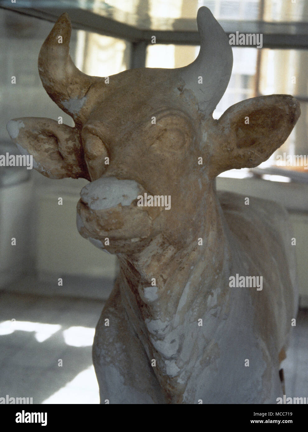 Keramik, ein Stier, mit Keilschrift Inschriften gewidmet auf den Rücken, um zu Inshusinak. Es war am Eingang von Chogha Zanbil Zikkurat, in der Nähe von Susa, 2200 v. Chr. gefunden. Das Nationale Museum der Iran. Teheran. Stockfoto