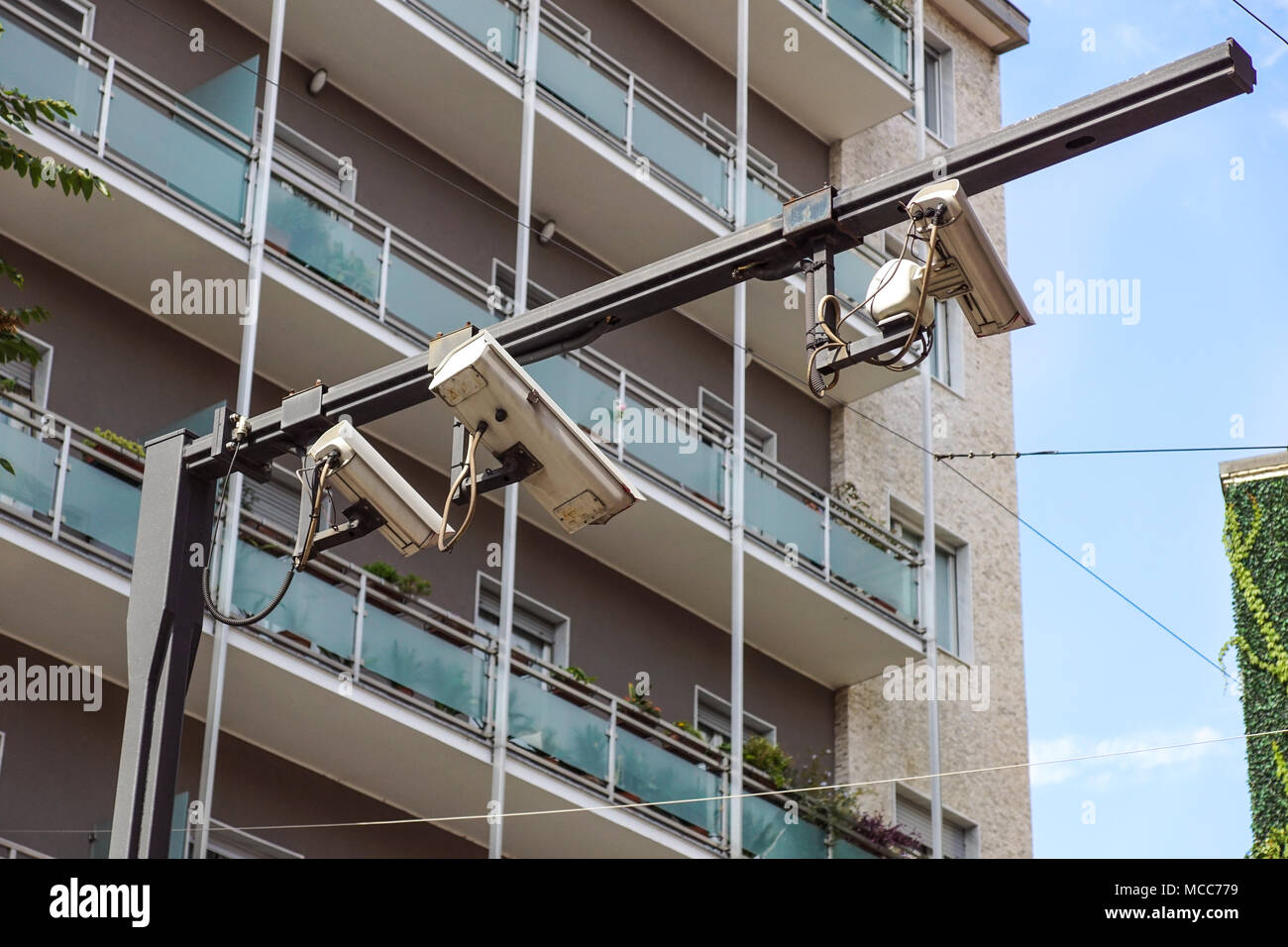 Sicherheit Ausrüstung Konzept-CCTV Kamera Videoüberwachung auf die Parkplätze an der Pförtnerloge safety system area control Stockfoto