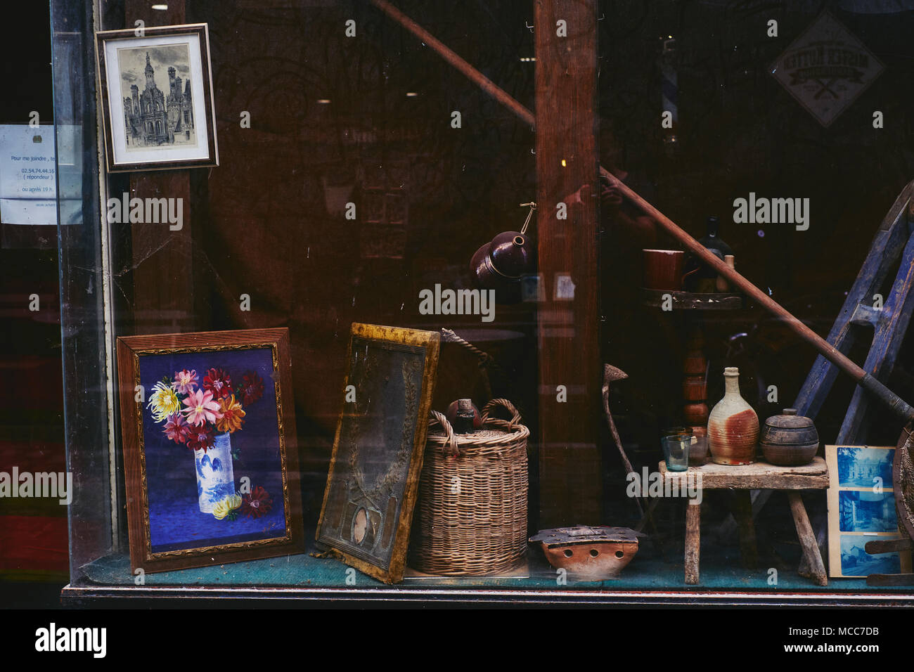 Einen gebrauchten Bric-a-brac shop Fenster mit verschiedenen Menüpunkte auf der Anzeige. Stockfoto