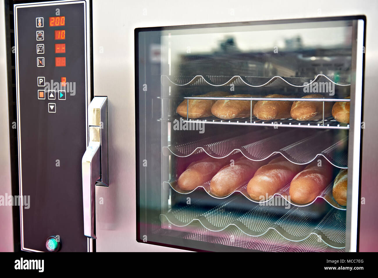Moderne Brotbackofen in Bäckerei Stockfoto