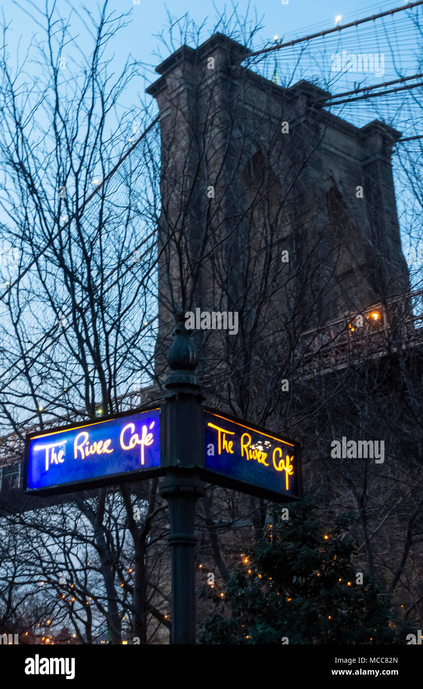 Beleuchtete Zeichen außerhalb des River Cafe in DUMBO Brooklyn in New York. Stockfoto