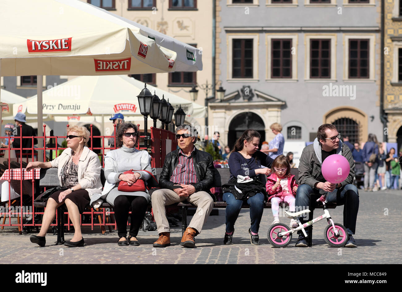 Warschau Polen Marktplatz der Altstadt Besucher der Frühjahrstagung April Sonnenschein genießen Stockfoto