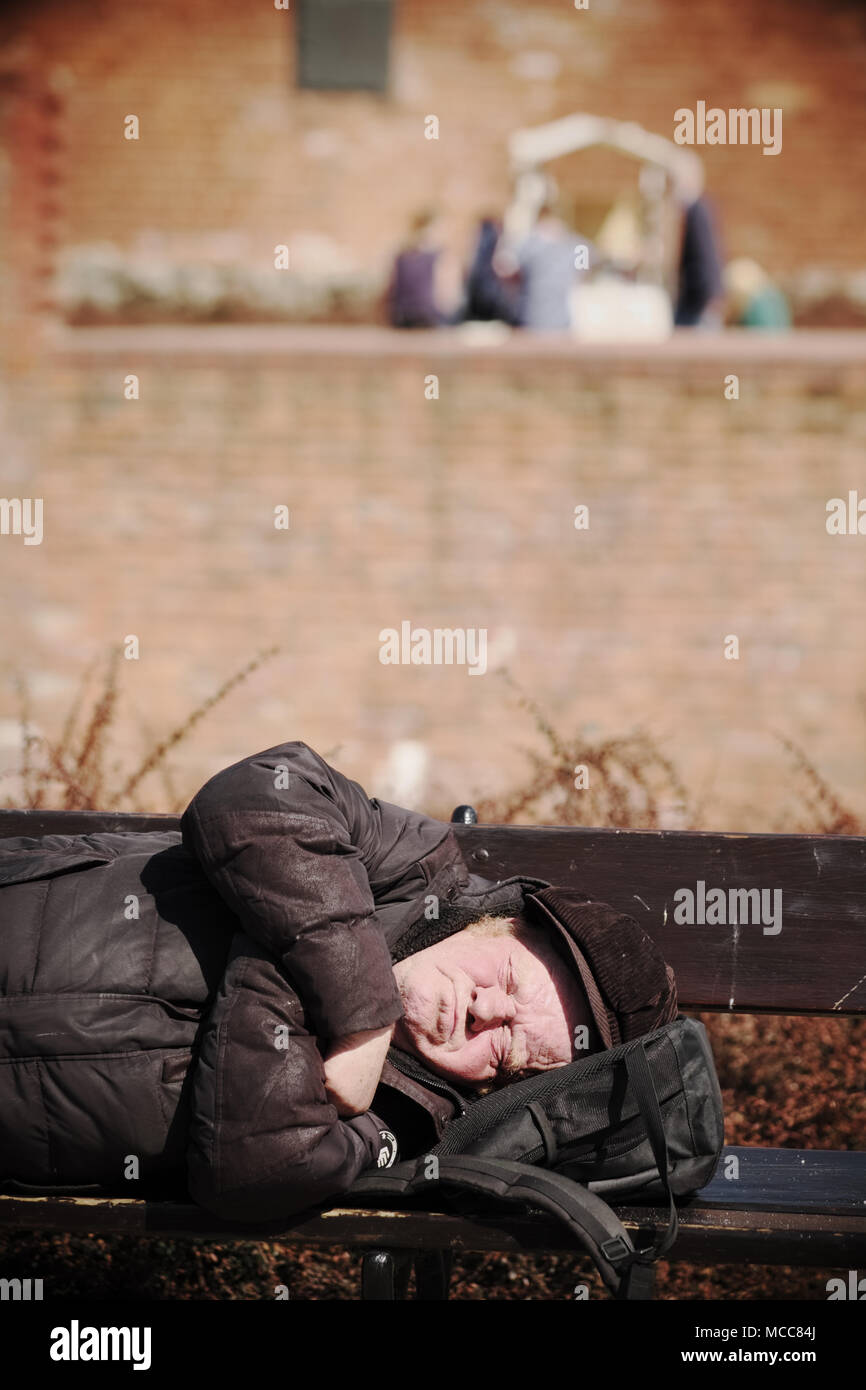 Warschau Polen eine grobe sleeper Obdachlosen schläft auf einer Bank neben der Altstadt Stadtmauer Stockfoto