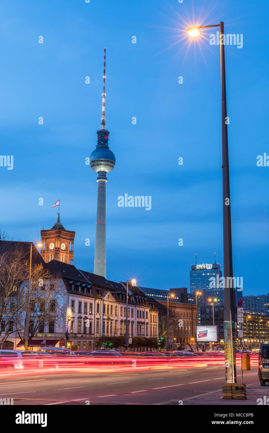 Rush Hour Traffic Ströme über den Mühlendamm Brücke in Richtung Alexanderplatz im Zentrum der deutschen Hauptstadt Berlin. Stockfoto