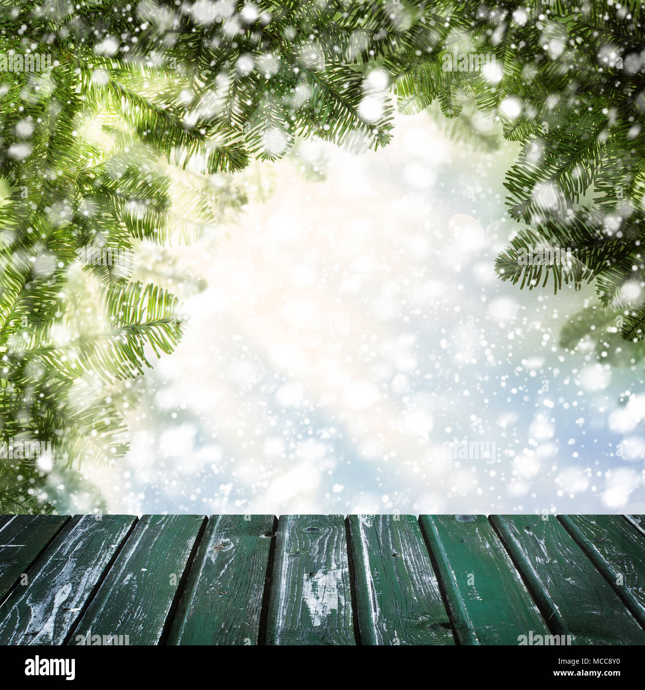 Weihnachten Template für die Anzeige der Winter Produkt oder Neues Jahr verkaufen. Weihnachten Hintergrund mit leeren Holzbrett mit Bokeh, Xmas Zweig und Schneeflocke Stockfoto