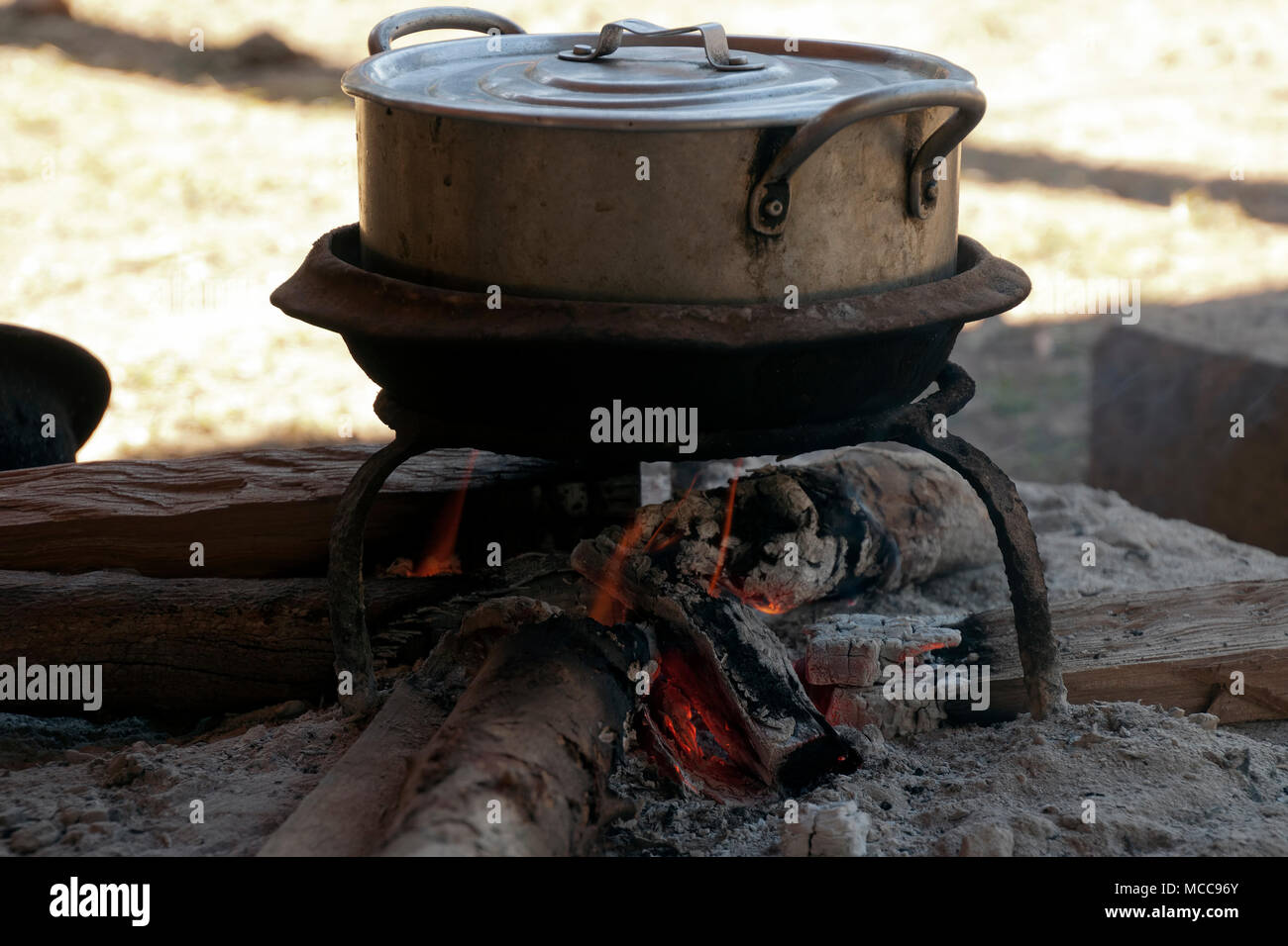 Ka Chuan Dorf Kambodscha, kochen Topf über Holzfeuer Stockfoto