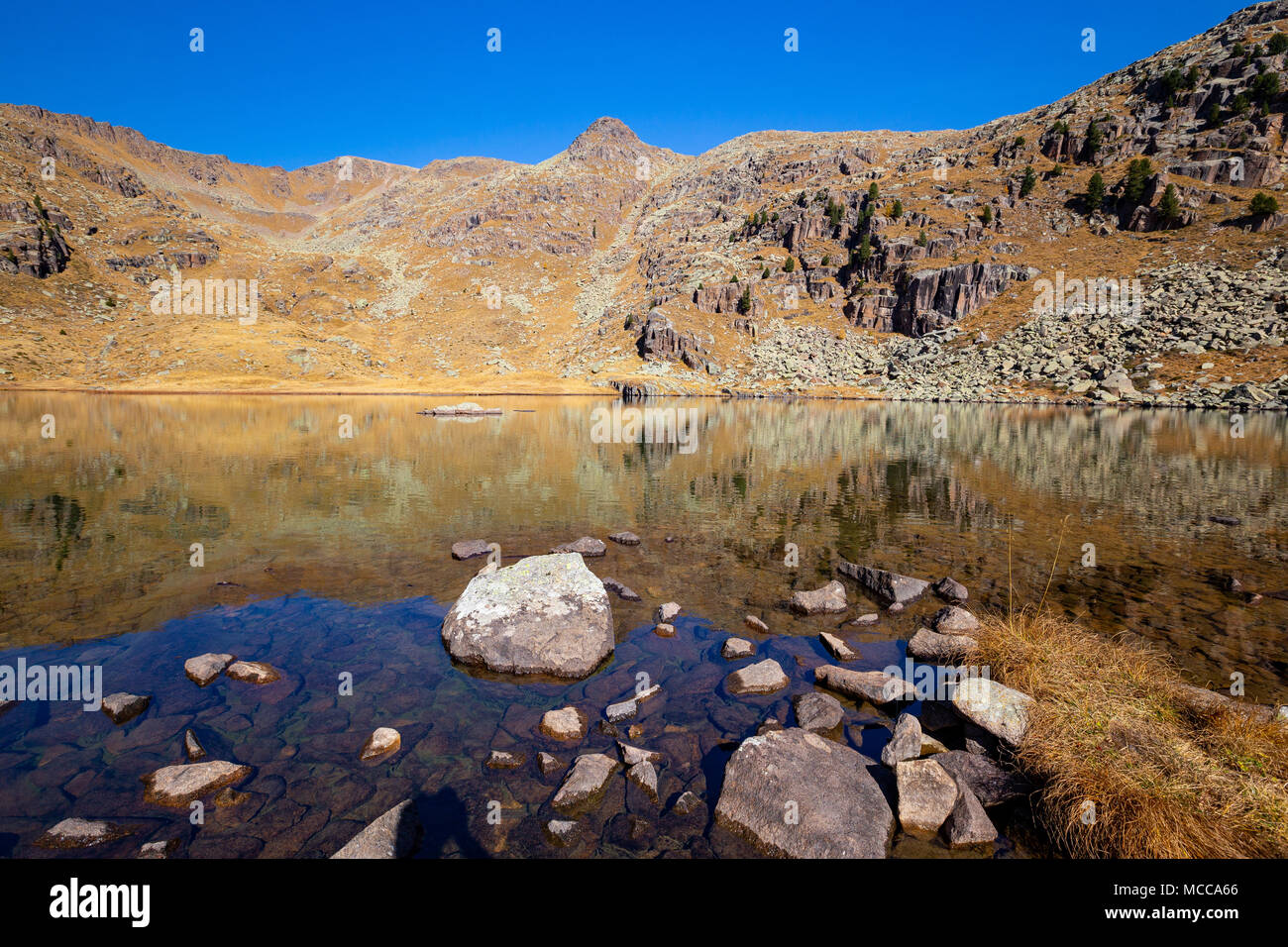 See Bocche (Lago di Bocche). Naturpark Paneveggio Pale di San Martino. Trentino. Herbstsaison. Italienische Alpen. Europa. Stockfoto