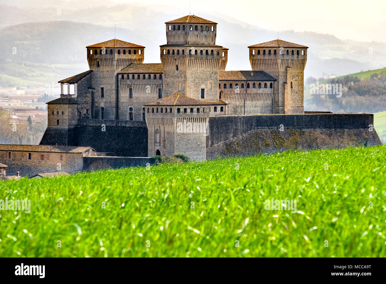 Parma - Italien - Schloss von Torrechiara Wiese vale Panorama - Emilia Romagna Stockfoto