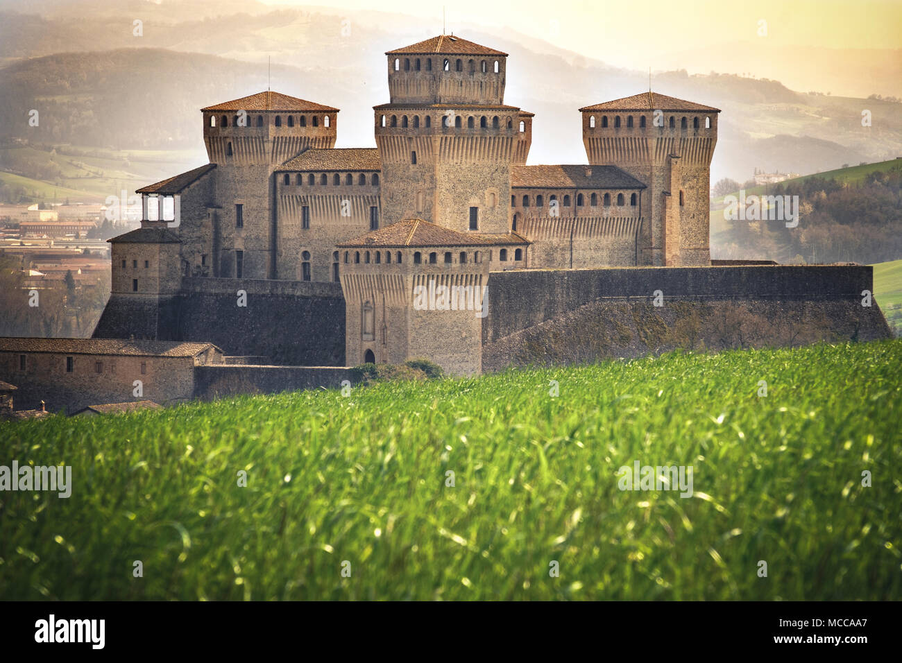 Parma - Italien - Schloss von Torrechiara Wiese vale Panorama das verzauberte Land und Fantasy Einstellung Stockfoto