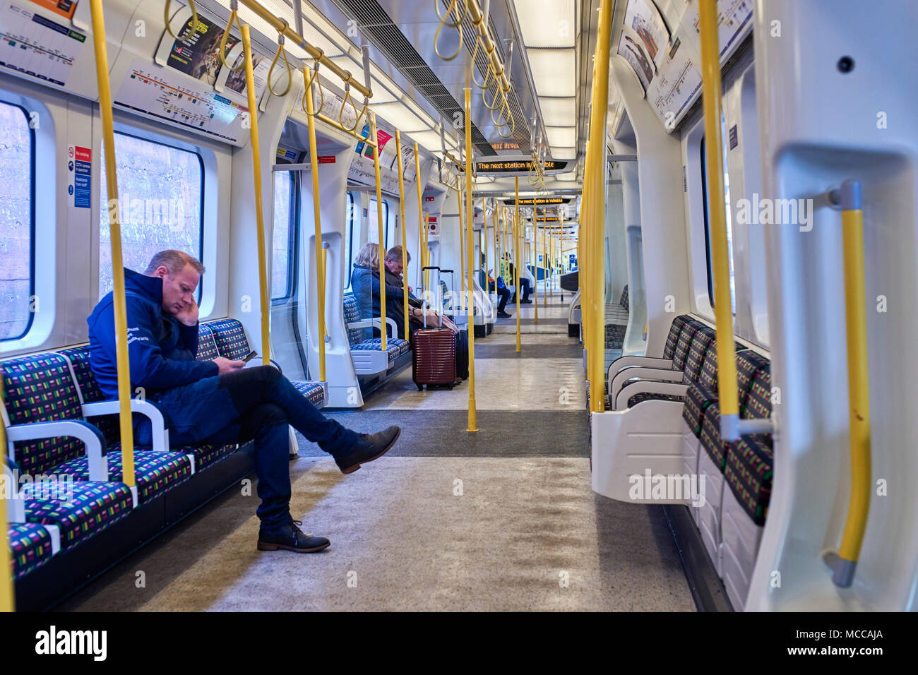 Im Inneren einen neuen Korridor Art District Line U-Bahn in London. Stockfoto