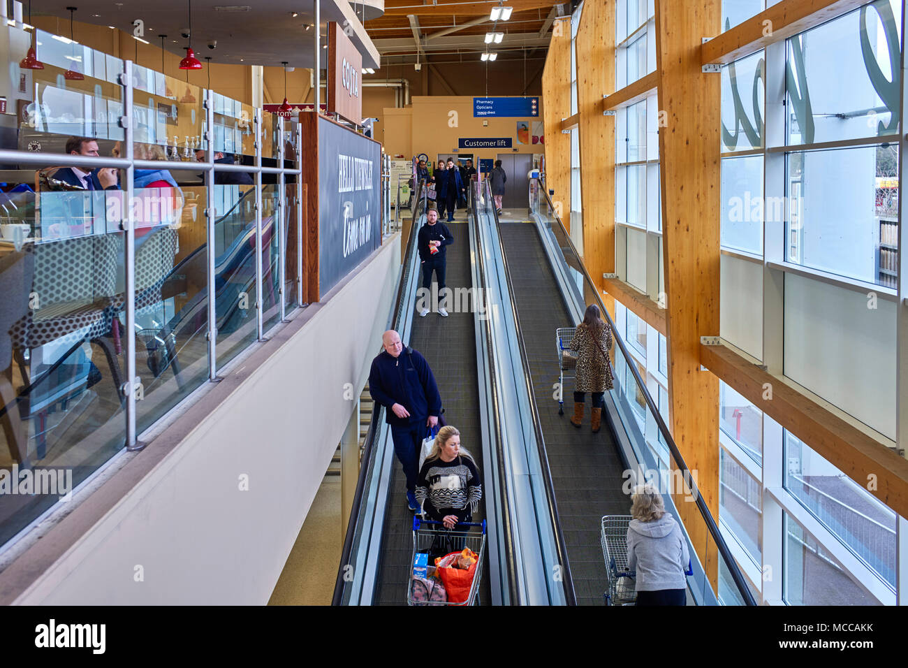 Innen West Drayton Tesco, die Käufer auf travelator bis in den Store Stockfoto