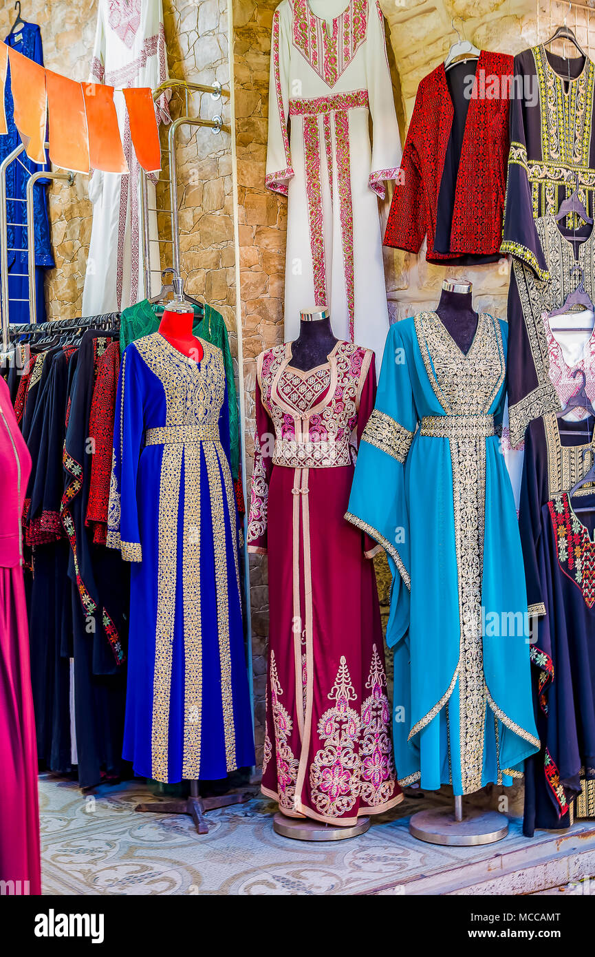 Muslimische Frauen Kleider abaja während feiern Outfits der Islamischen Feiertag, muslimische Frauen vorgestellt. Stockfoto