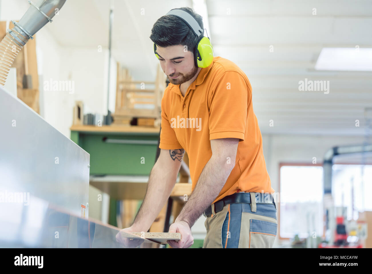 Tischler in Möbel Fabrik auf Maschine Stockfoto