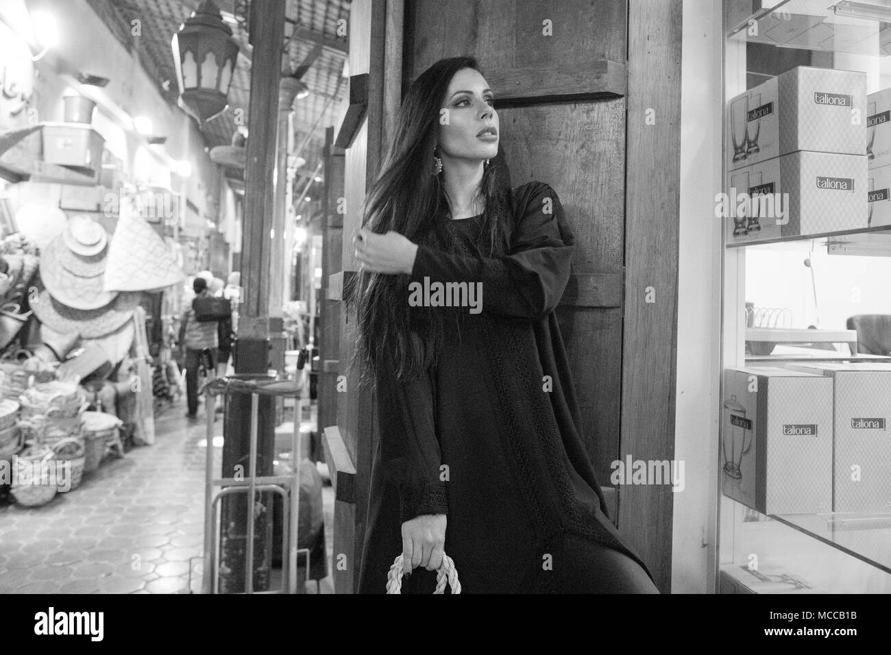 Dubai/VAE - 13. März 2018: eine Frau in Abaya geht der Markt in Deira. Stockfoto
