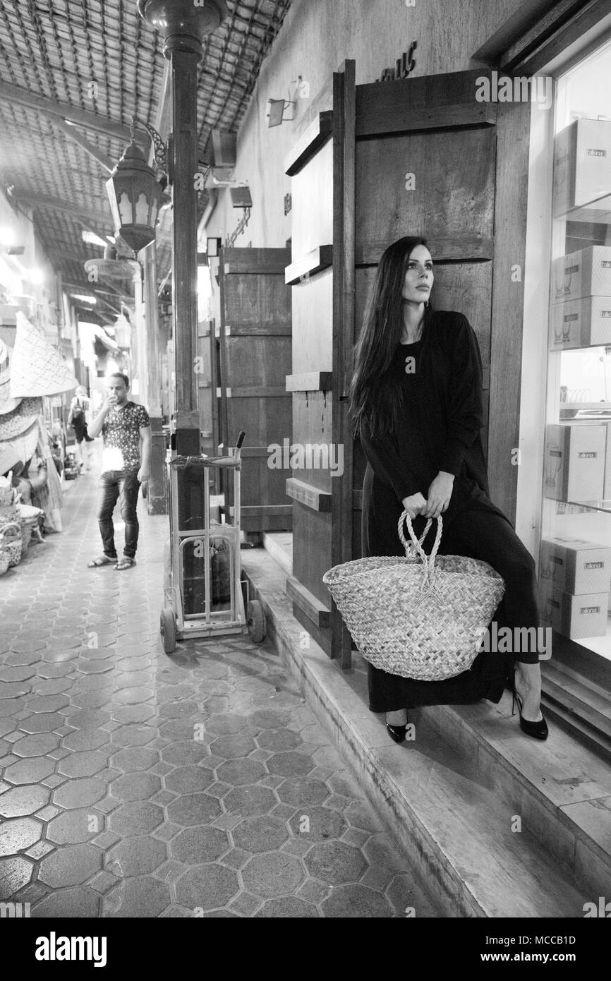 Dubai/VAE - 13. März 2018: eine Frau in Abaya geht der Markt in Deira. Stockfoto