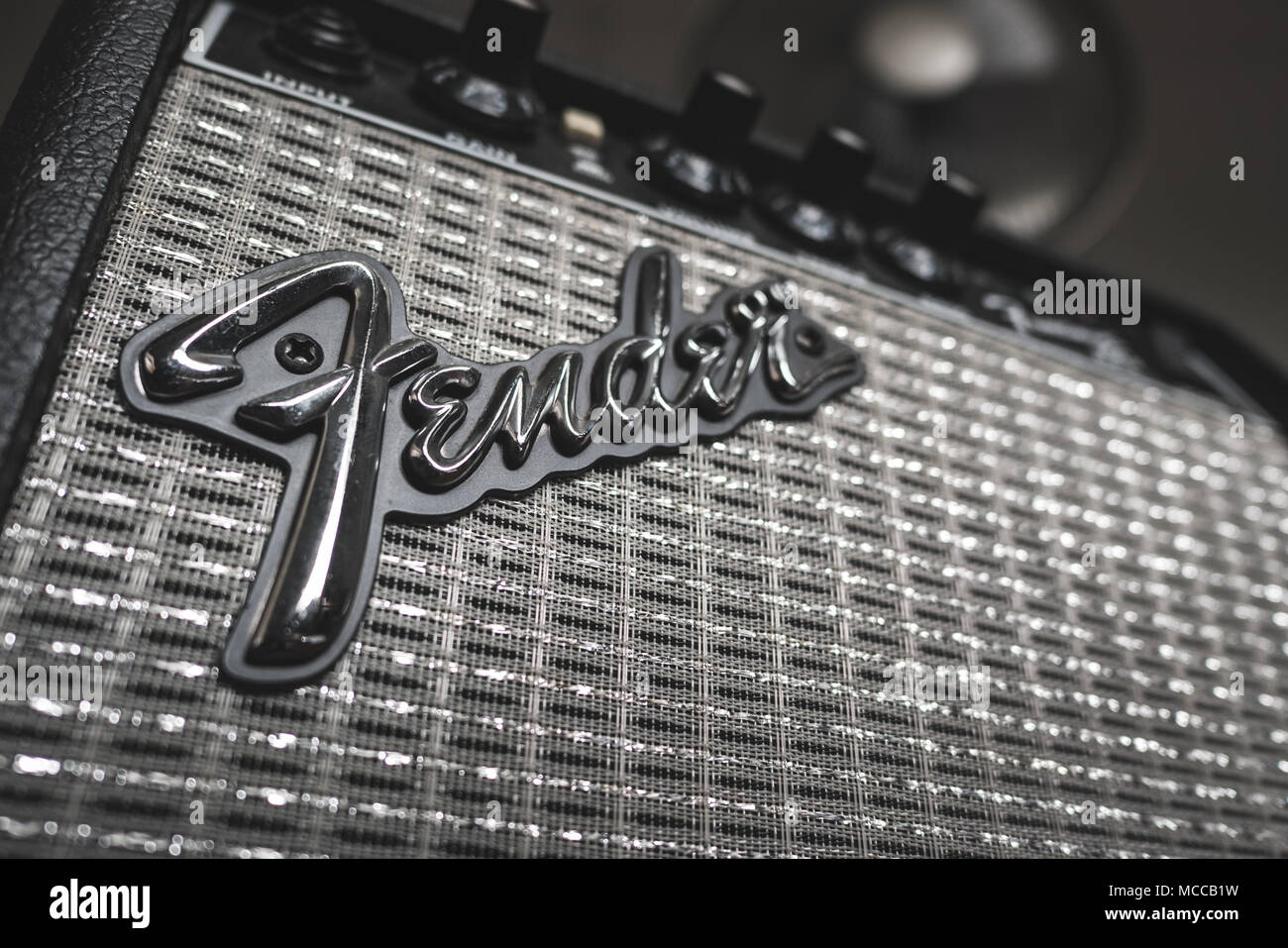 Bangkok, Thailand - 26. März 2018: eine Fender Gitarre Marke Logo auf  Gitarrenverstärker Stockfotografie - Alamy