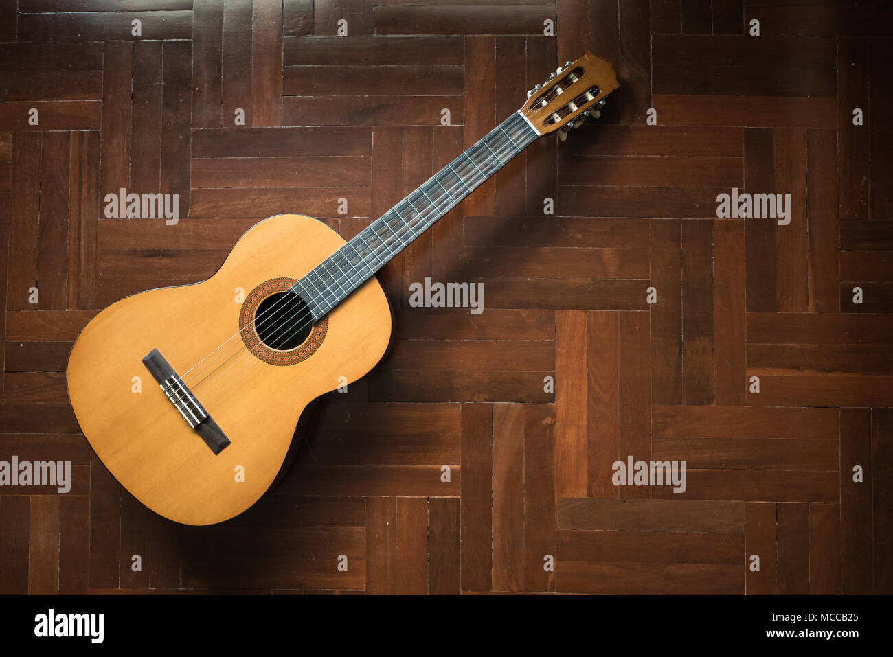 Klassische Gitarre auf Holzboden Stockfoto