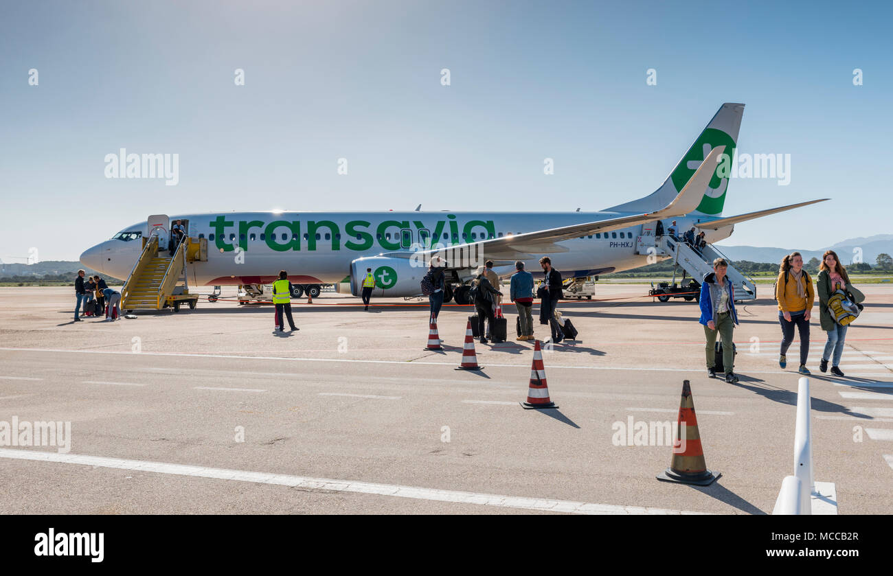 Die Menschen verlassen das Flugzeug auf dem Flughafen von Sardinien Stockfoto