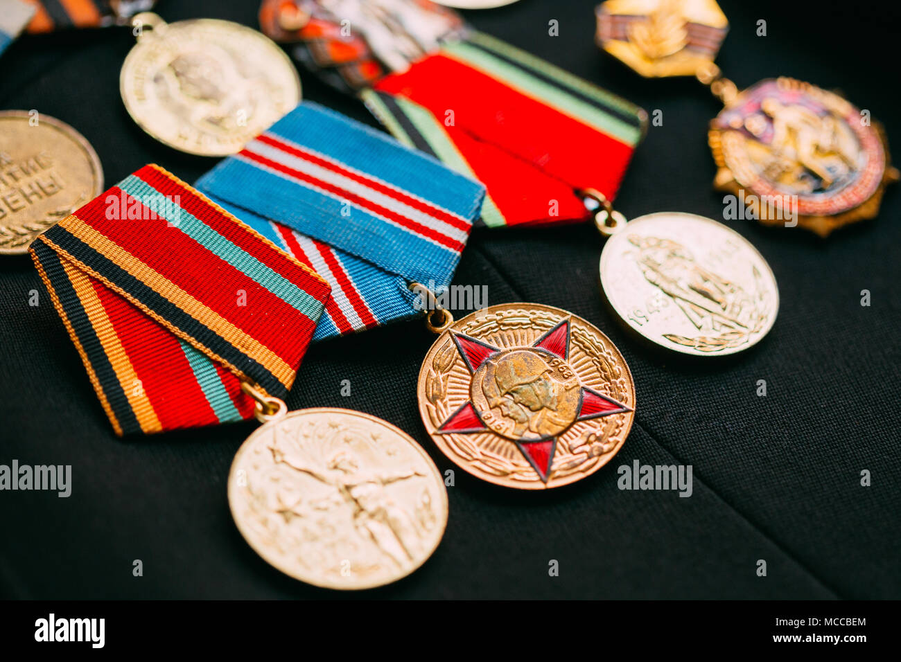 Russland, Moskau. Medaillen eines Sieges im Großen Vaterländischen Krieg auf der Parade Uniform Der Veteran der Sowjetunion Streitkräfte Stockfoto