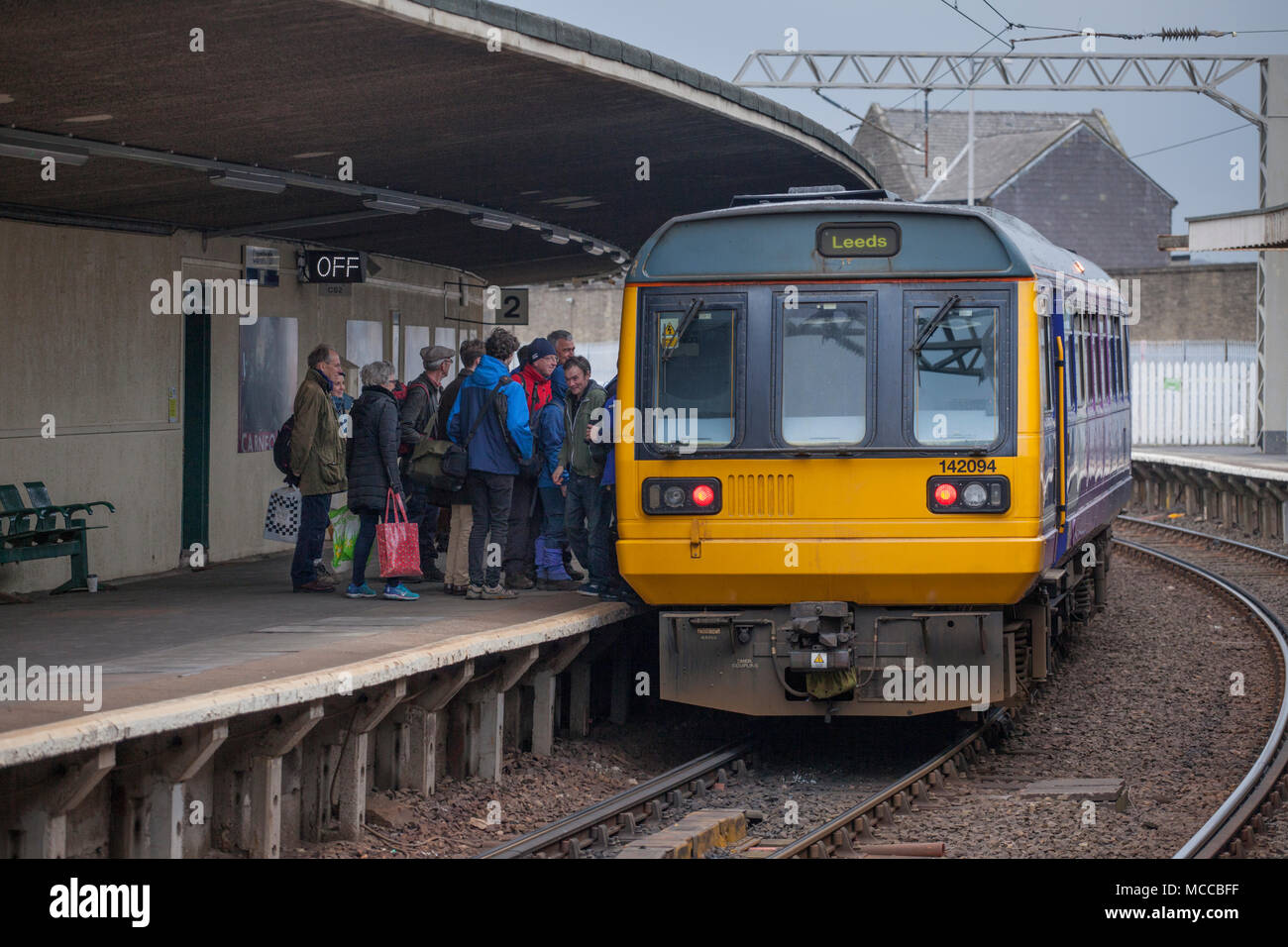 Die Fluggäste eine nördliche Bahn pacer Zug in Carnforth Bahnhof Stockfoto