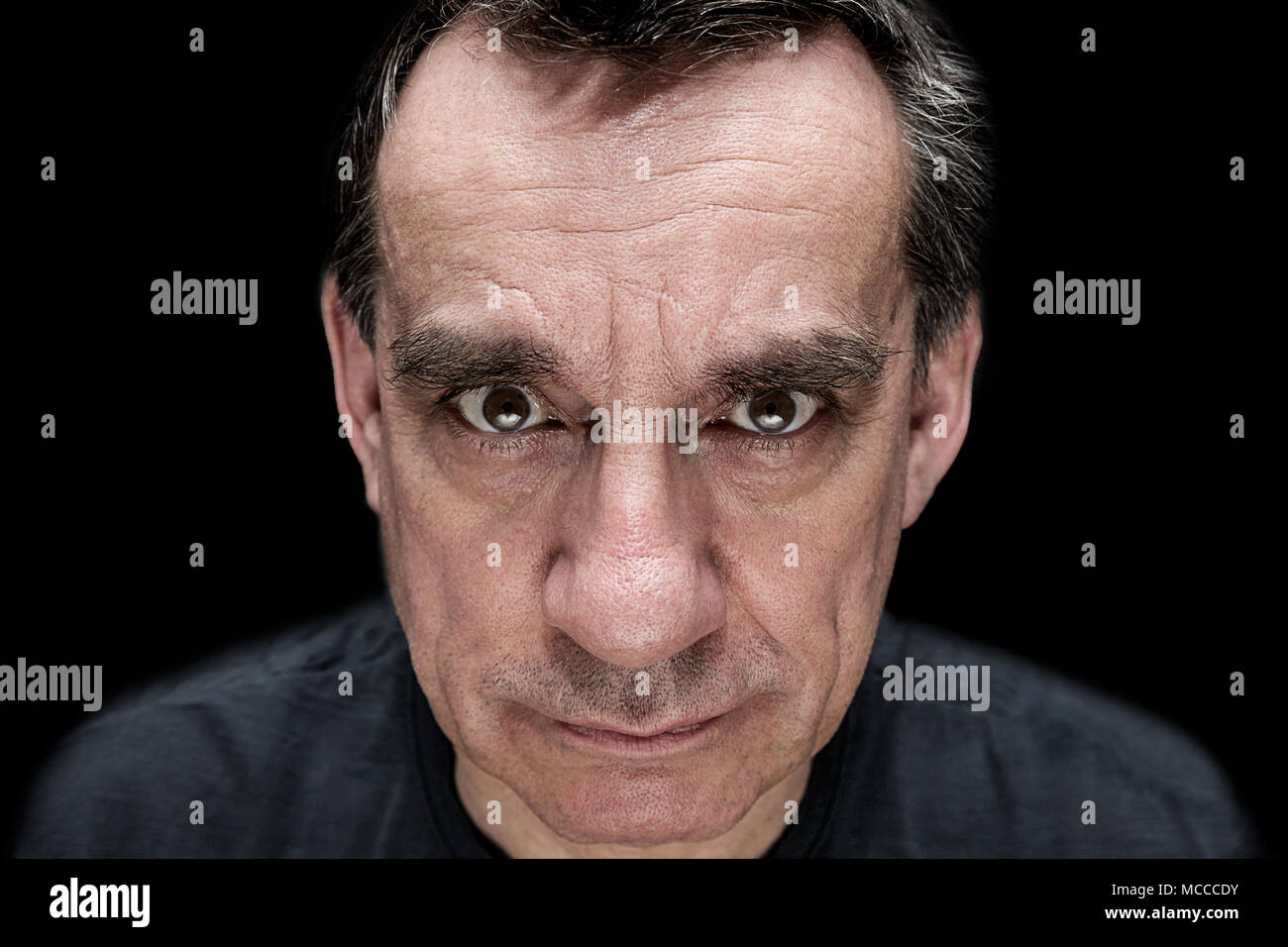 Dramatisch hoher Kontrast Portrait von Angry bedrohlichen Mann Stockfoto